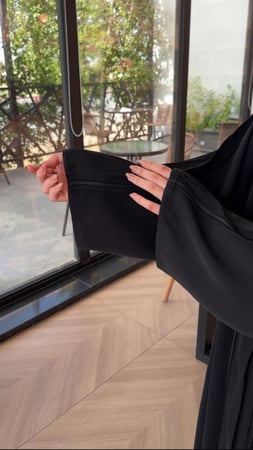 عبايه سوداء ساده تجمع بين الاناقه والعصريه