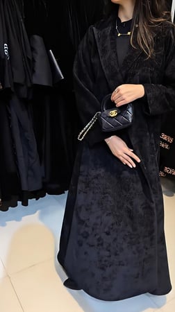 عباية مخمل شتوي تصميمها كلاسيكي مع لمسة عصرية