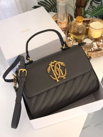 حقيبة يد نسائية