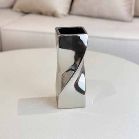 فازة سيراميك بشكل مميز