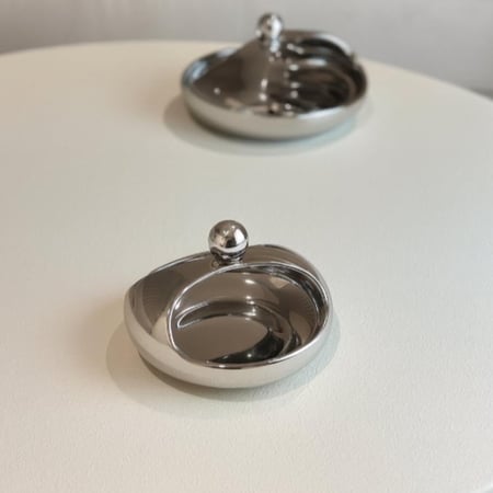 تقديمة سيراميك بلون فضي