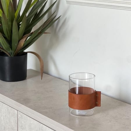 فازة زجاج بمسكة جلد