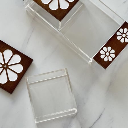 طقم تقديم اكريلك بمسكة خشب مع علب