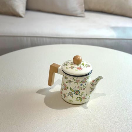 ابريق معدن بمسكة خشب