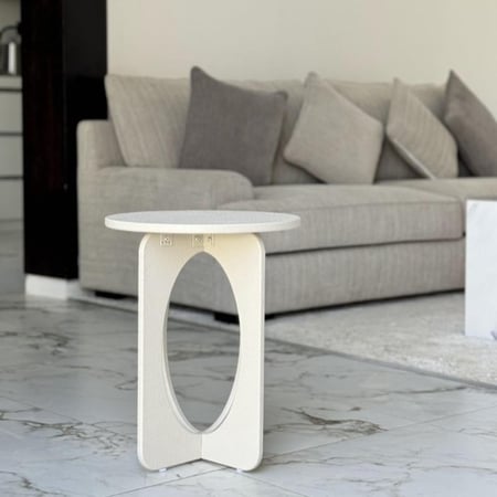 طاولة خشبية بشكل عصري