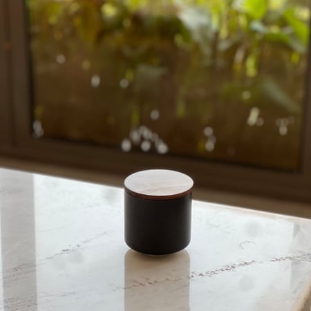 علبة بغطاء خشب