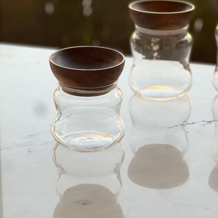 علبة زجاج بغطاء خشب