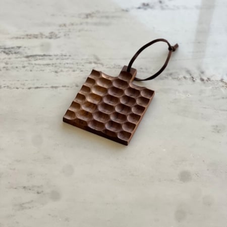 تقديمة صغيرة خشبية