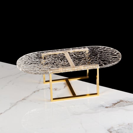 تقديمة أكريليك بقاعدة ذهبية