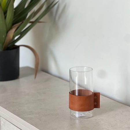 فازة زجاج بمسكة جلد