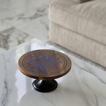 تقديمة خشب بقاعدة معدن