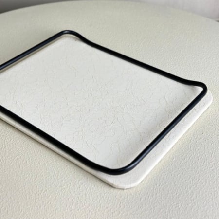 صينية تقديم بطبقة جلد نقوش