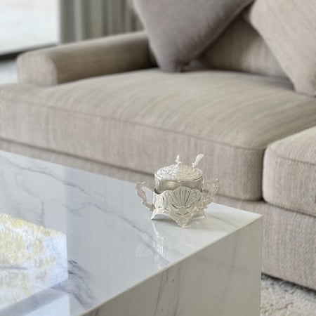 علبة مع ملعقة