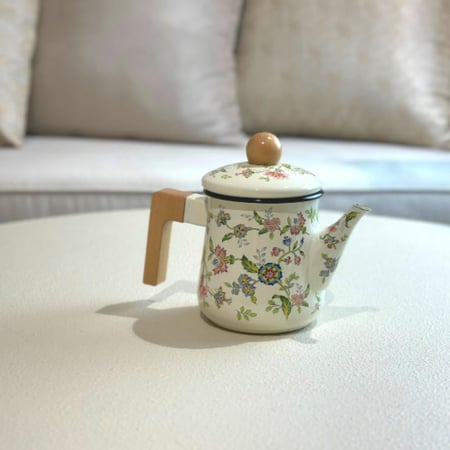 ابريق معدن بمسكة خشب