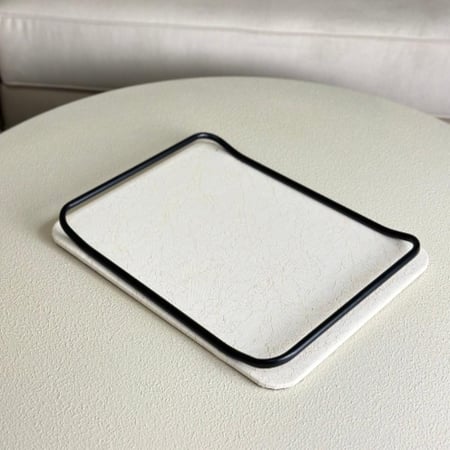 صينية تقديم بطبقة جلد نقوش