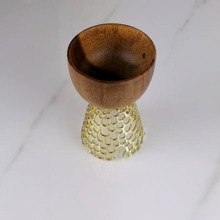 تقديمة خشبية بقاعدة ذهبية