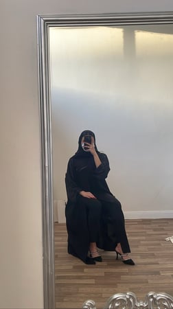 أديّم بأكمام مُقلمه ولامعه.