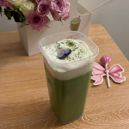 ماتشا لاتيه بالفانيليا مع بيبي روز