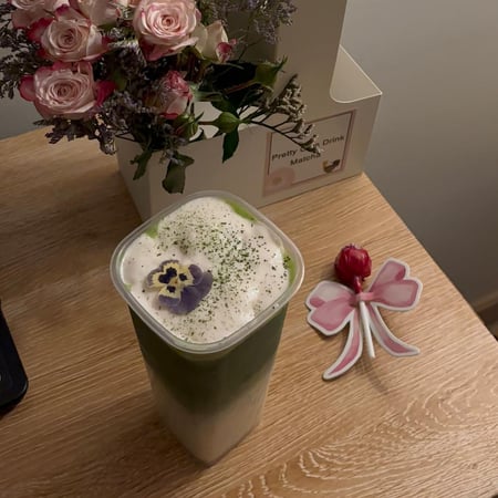 ماتشا لاتيه بالفانيليا مع بيبي روز