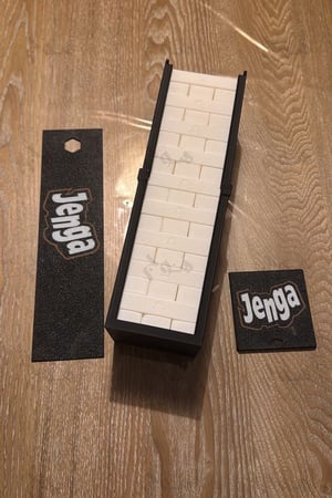 لعبة مكعبات "جينغا" (Jenga)