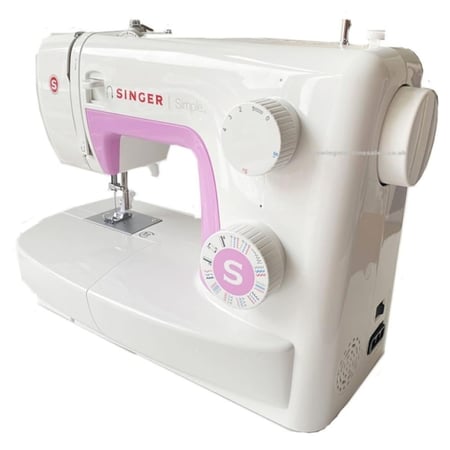 شخص يستخدم ماكينة الخياطة سنجر 3223 توضح سهولة الاستخدام للمبتدئين