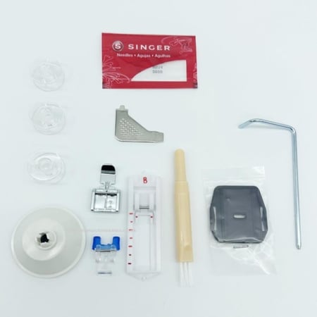 الاكسسوارات المرفقة مع ماكينة الخياطة سنجر 3223 تشمل دواسات ومكوك