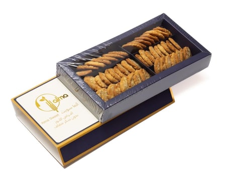 صورة اقراص اللوز بدون سكر مضاف تعرض لونها الذهبي وملمسها الجذاب