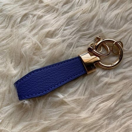 ميدالية مفاتيح جلد مضلعة + مفك