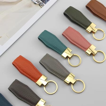 ميدالية مفاتيح جلد مضلعة + مفك