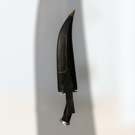 خنجر بالغمد