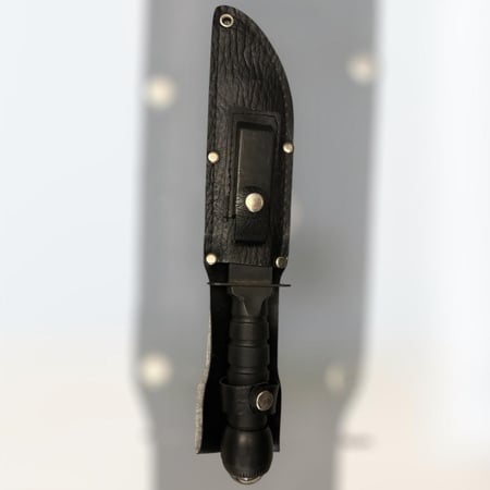 سكين مشرشر بالغمد