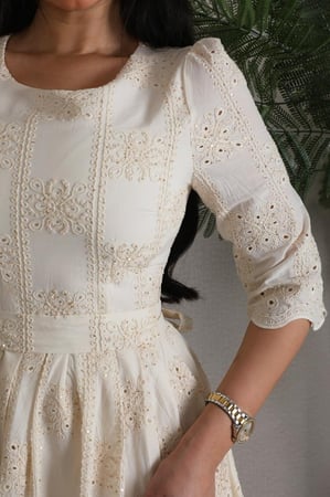 فستان ميدي انيق بقصة واسعة من تحت اللون بيج