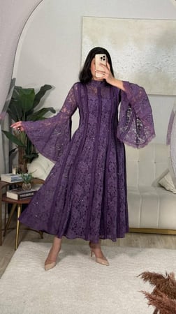 فستان الدانتيل مع بوينت الكريستال نثر على الفستان