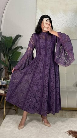 فستان الدانتيل مع بوينت الكريستال نثر على الفستان