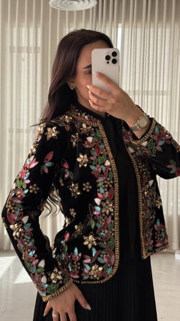 فستان طويل فخم مرصع بالكريستال