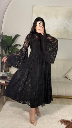 فستان الدانتيل مع بوينت الكريستال نثر على الفستان