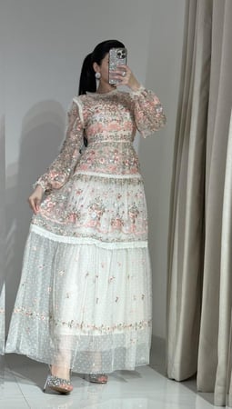 فستان طويل تل بالتطريز المورد