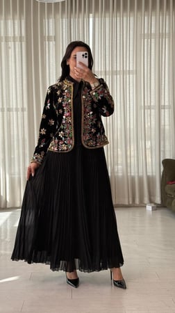 فستان طويل فخم مرصع بالكريستال