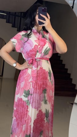 فستان مورد ربيعي بقصات بلاسيه اللون الفوشي