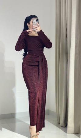 فستان سواريه للمناسبات انيق مع تخريجة الاسكارف على جنب اللون البرغندي