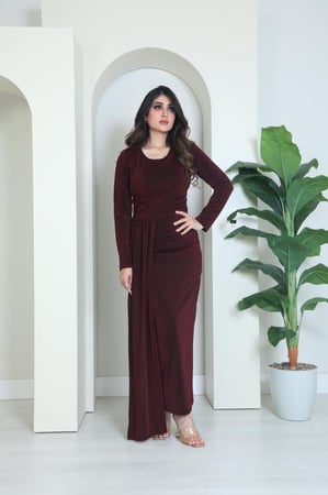 فستان سواريه للمناسبات انيق مع تخريجة الاسكارف على جنب اللون البرغندي