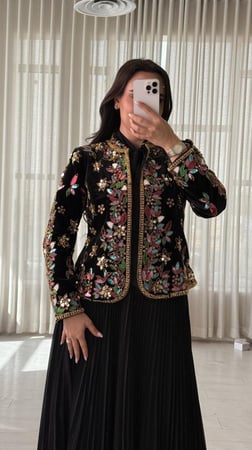 فستان طويل فخم مرصع بالكريستال