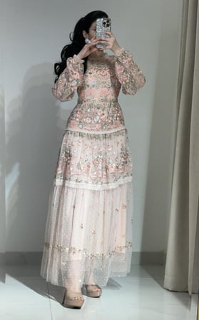 فستان طويل تل بالتطريز المورد