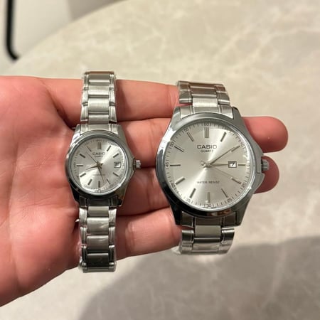 ساعتيّ كوارتز فضي