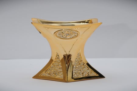 مبخرة ذهبية مع زخارف تراثية فاخرة