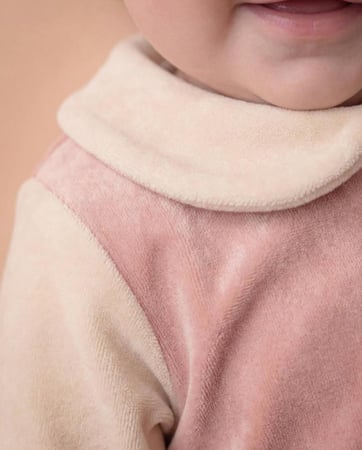 : فستان بيبي مخمل شتوي مطرز ارنوبة تتكئ علي نافذة + جيبين مطرزين ازهار