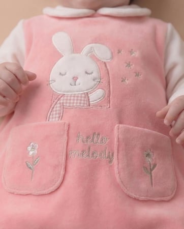 : فستان بيبي مخمل شتوي مطرز ارنوبة تتكئ علي نافذة + جيبين مطرزين ازهار