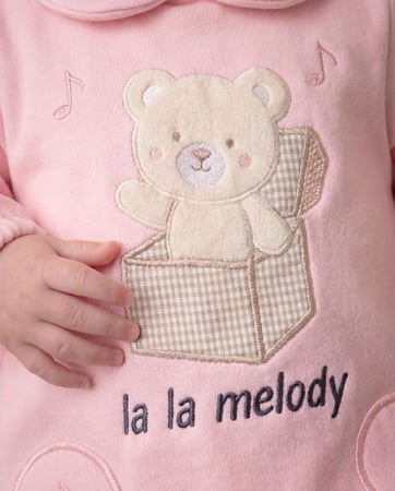 فستان بيبي ملتون  مطرز دبدوبة في صندوق موسيقي وكلمة LA LA  MELODY و تطريز اشارتين موسيقيتين علي دوائر