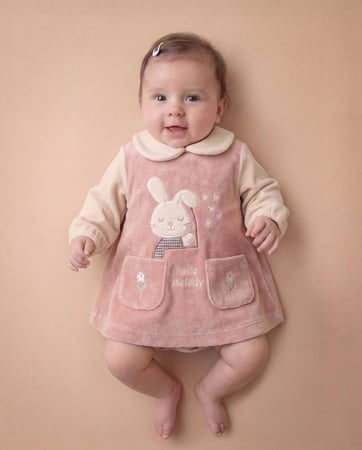 : فستان بيبي مخمل شتوي مطرز ارنوبة تتكئ علي نافذة + جيبين مطرزين ازهار