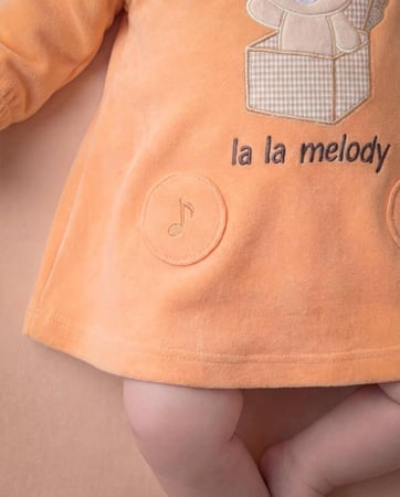 فستان بيبي ملتون  مطرز دبدوبة في صندوق موسيقي وكلمة LA LA  MELODY و تطريز اشارتين موسيقيتين علي دوائر